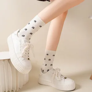 Chaussettes en coton style japonais pour femmes avec imprimé de lettres noires et baskets