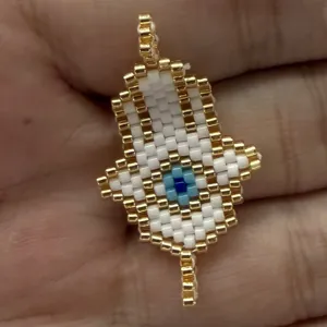 Ciondolo charm mano di Hamsa malocchio in perline rocailles MIYUKI fatto a mano per accessori.
