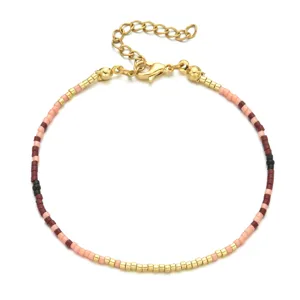 Délicat bracelet minimaliste de perles de rocailles avec fermoir doré, style bohème chic.