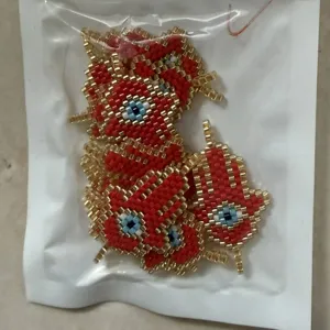 Ciondoli DIY mano di Fatima malocchio in perline Miyuki rosse e oro per bigiotteria.