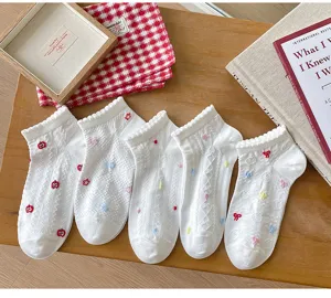 Bonitos calcetines cortos blancos con bordado colorido y borde de algodón muy suave.