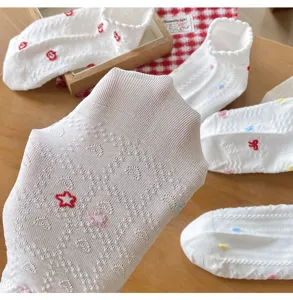 Calcetines cortos blancos para mujer, lindo diseño de bordado en relieve estilo japonés, verano.