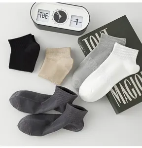 Vista detallada de calcetines cortos de algodón para hombre en varios colores básicos, cómodos.
