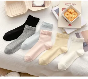 Bequeme Damen Mittelsocken in verschiedenen Unifarben, weiche atmungsaktive Socken für Alltag.