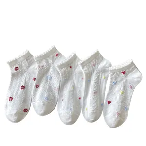 Lindos calcetines cortos blancos para mujer con volantes, calcetines de algodón de verano con bordados.