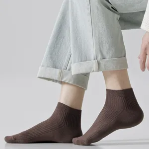 Calcetines cortos marrones para hombre de algodón acanalado, transpirables para uso diario.