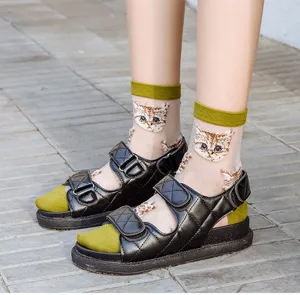 Süße transparente Glasseidensocken mit Katzenmuster und schwarze Sandalen für den Sommer.