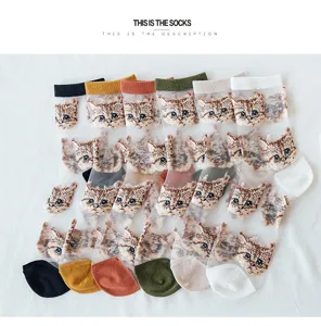 Transparente Glassocken mit süßen Katzenmuster, stilvolle kniehohe Sommersocken für Damen.