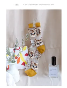 Detailansicht süßer Katzen-Glasseidensor Socken, transparentes Sommer-Wadenlanges Design.