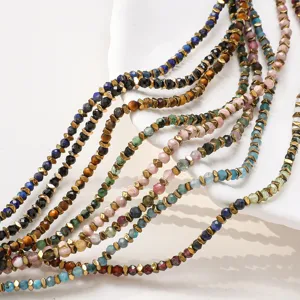 Collana di perle di pietre gemme multistrato vista di dettaglio con perle sfaccettate oro.