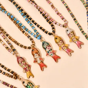 Collana con perline e ciondolo pesce in smalto stile boho catenella clavicolare chic
