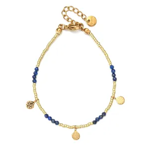 Gedetailleerd overzicht van de gouden roestvrijstalen kralenarmband met steen.
