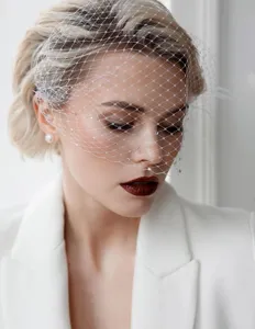 Squisito velo da sposa bianco con strass scintillanti, perfetto per acconciatura nuziale chic.
