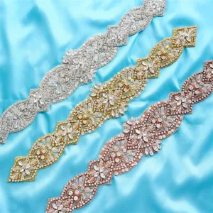 Détails de ceinture de mariée en strass exquis, bande de robe de mariée en cristal étincelant.
