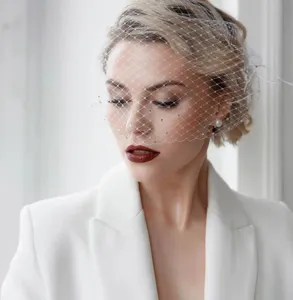 Splendido velo da sposa a rete con strass scintillanti per matrimoni ed eventi speciali.