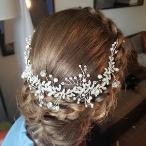 Detail shot of bridal rhinestone pearl hair vine, flexible alloy wedding hair accessory.