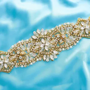 Magnifique ceinture de mariee elegante avec des strass brillants et des broderies dorees.