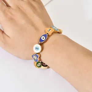 Pulsera de cadena dorada con dijes de esmalte de mal de ojo y corazón coloridos.