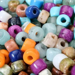 Nahaufnahme von bunten Perlen mit grossem Loch, ideal fur kreative DIY Schmuckstucke.