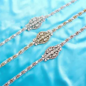 Gros plan détaillé de ceintures en strass scintillants avec des motifs floraux délicats.