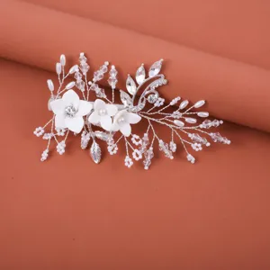 Eleganter Braut Haarkamm mit weißen Blumen Keramik Kristallen und Perlen für Hochzeitsfrisuren.