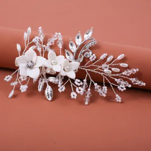 Braut Haarkamm mit weißen Keramikblüten Strass und Perlen Silber Draht Haarschmuck