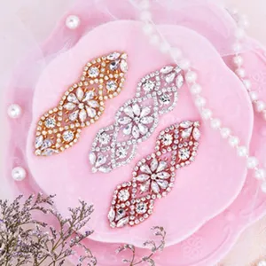 Squisite applicazioni in strass per abito da sposa cintura nuziale e giarrettiera.