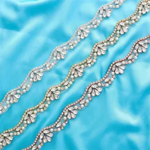 Detaillierte Ansicht exquisiter, gewellter Strass- und Perlenborten für Brautkleider.