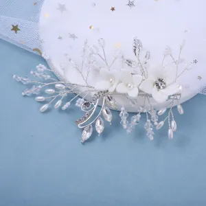Braut Haarkamm mit weißen Keramikblüten Perlen und Strass für elegante Frisuren.