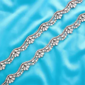 Detailaufnahme handgenähter Strass Perlen Borte gewellt, glitzerndes Braut Zubehör Design.