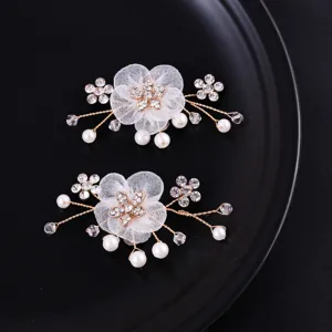 Ausgezeichnete abnehmbare Brautschuhclips mit weißen Mesh-Blumen, Perlen und feinem Strass.