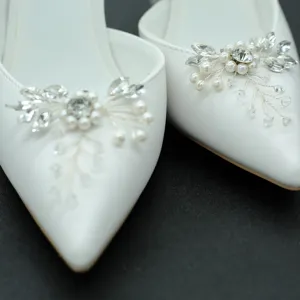 Escarpins de mariée blancs à bout pointu avec décoration de chaussures en perles et strass.