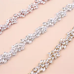 Dettaglio di rifinitura in strass scintillante, accessorio per cintura da sposa o toppa decorativa.