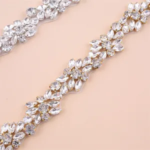 Dettaglio di applique in strass squisito, bordo in cristallo per cintura nuziale e abiti.