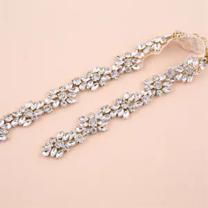 Primo piano dettagliato di accessorio per cintura con applique in strass di cristallo scintillante.