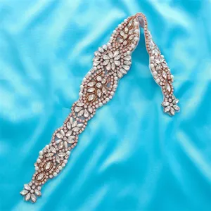 Détail d'applique de strass de mariée exquise, cristaux et perles étincoyants pour ceinture.