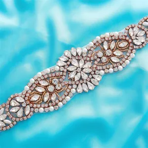 Gros plan détaillé de l'applique de mariée en strass or rose luxueux avec cristaux.