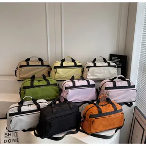 Vista dettagliata della borsa da viaggio capiente, impermeabile e leggera, ideale per palestra.