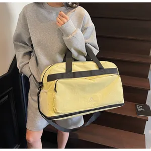 Vista dettagliata della borsa da viaggio giallo chiaro di grande capacità con cinghie nere.