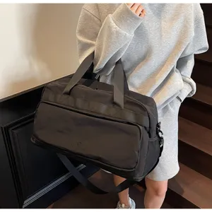 Grande borsa da viaggio nera con tracolla per palestra, sport e brevi viaggi di fine settimana.