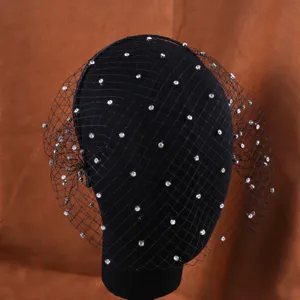 Vista dettagliata del velo da sposa nero in rete con strass, accessorio elegante e chic.