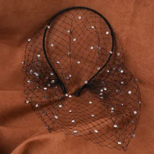 Cerchietto da sposa nero con strass e velo a rete dettaglio, accessorio per capelli elegante.