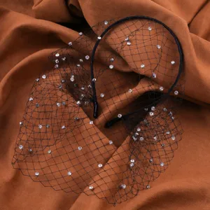 Elegante cerchietto da sposa nero con velo in rete di strass, perfetto per feste nuziali.