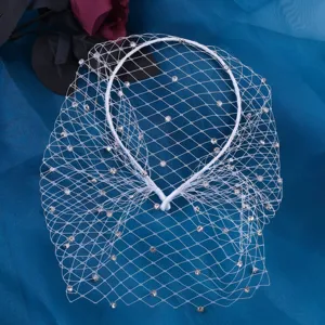 Cerchietto velo sposa a rete con strass bianchi dettaglio, ideale per accessori da festa.