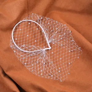 Cerchietto da sposa bianco con velo a rete di diamanti, perfetto per matrimoni e feste.