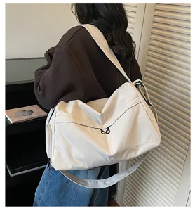 Grand sac à bandoulière en toile blanche, sac de voyage décontracté pour un usage quotidien.