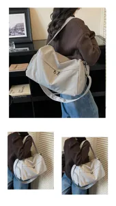 Vue détaillée du grand sac de voyage imperméable et du sac de sport bandoulière pratique.