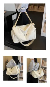 Grand sac de voyage en toile et sac de sport fitness pour femme, idéal pour les courts séjours.