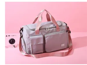 Detailansicht der grossen Reise- und Fitnesstasche mit trockener Trennung und pinken Riemen.