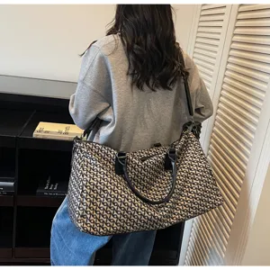 Μεγάλη τσάντα ταξιδιού duffel για γυναίκες, μοντέρνα τσάντα Σαββατοκύριακου με λουρί.